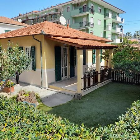 Villa la Casetta con giardino a 30 m dal mare San Bartolomeo Al Mare Esterno foto